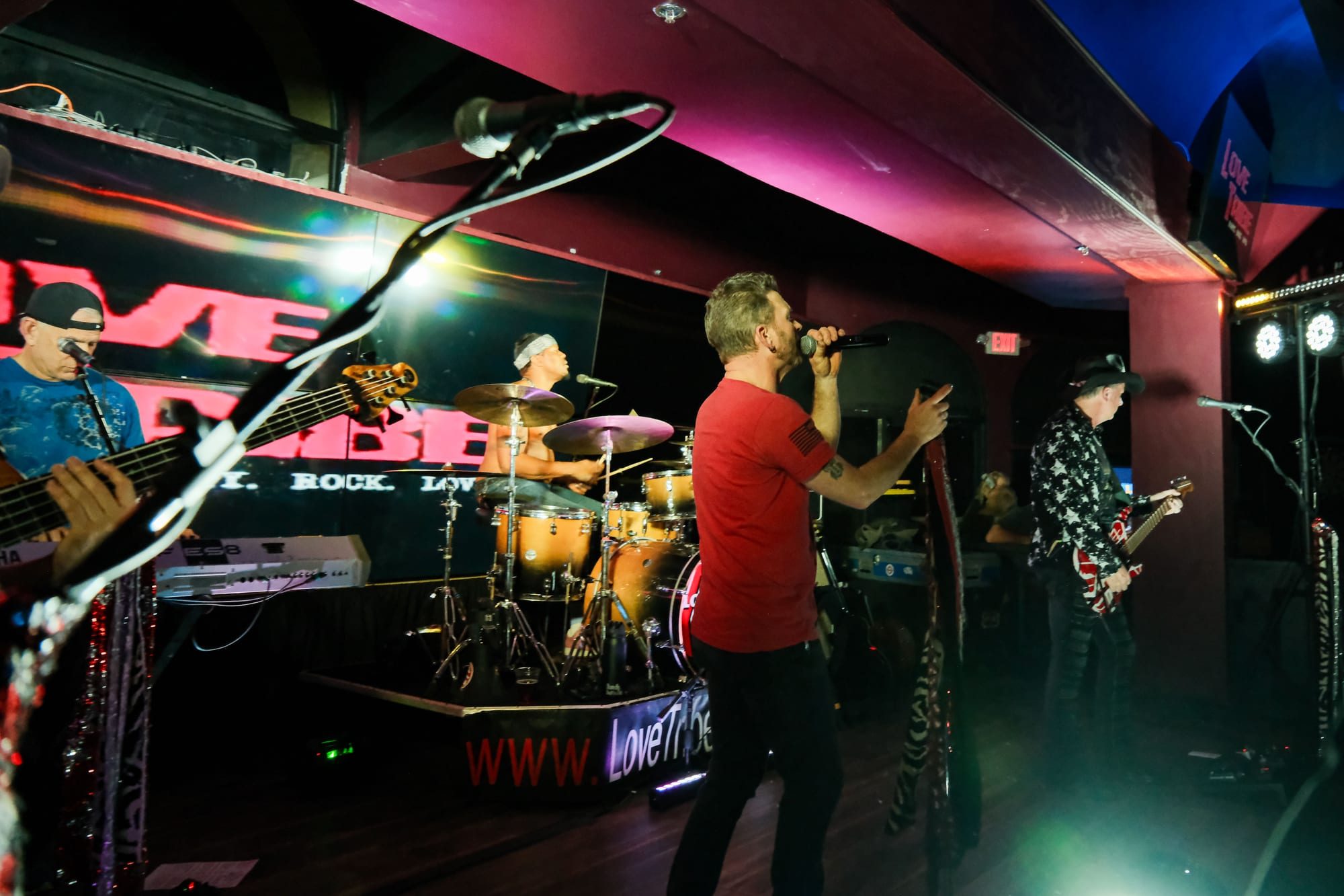 Love Tribe — Hangout Bar — photograph 1