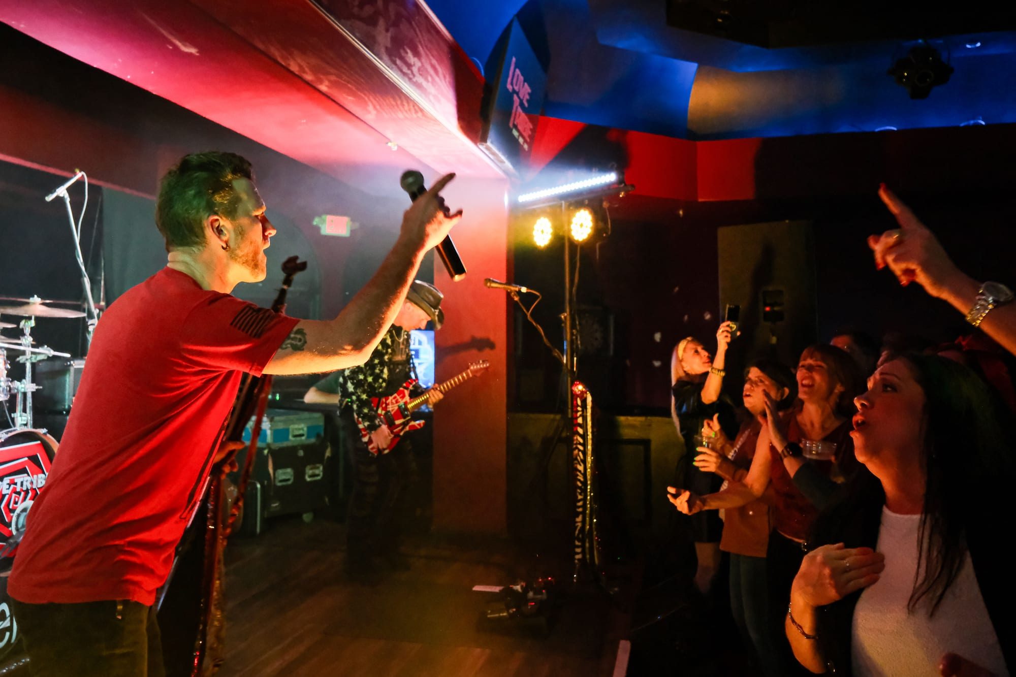 Love Tribe — Hangout Bar — photograph 11