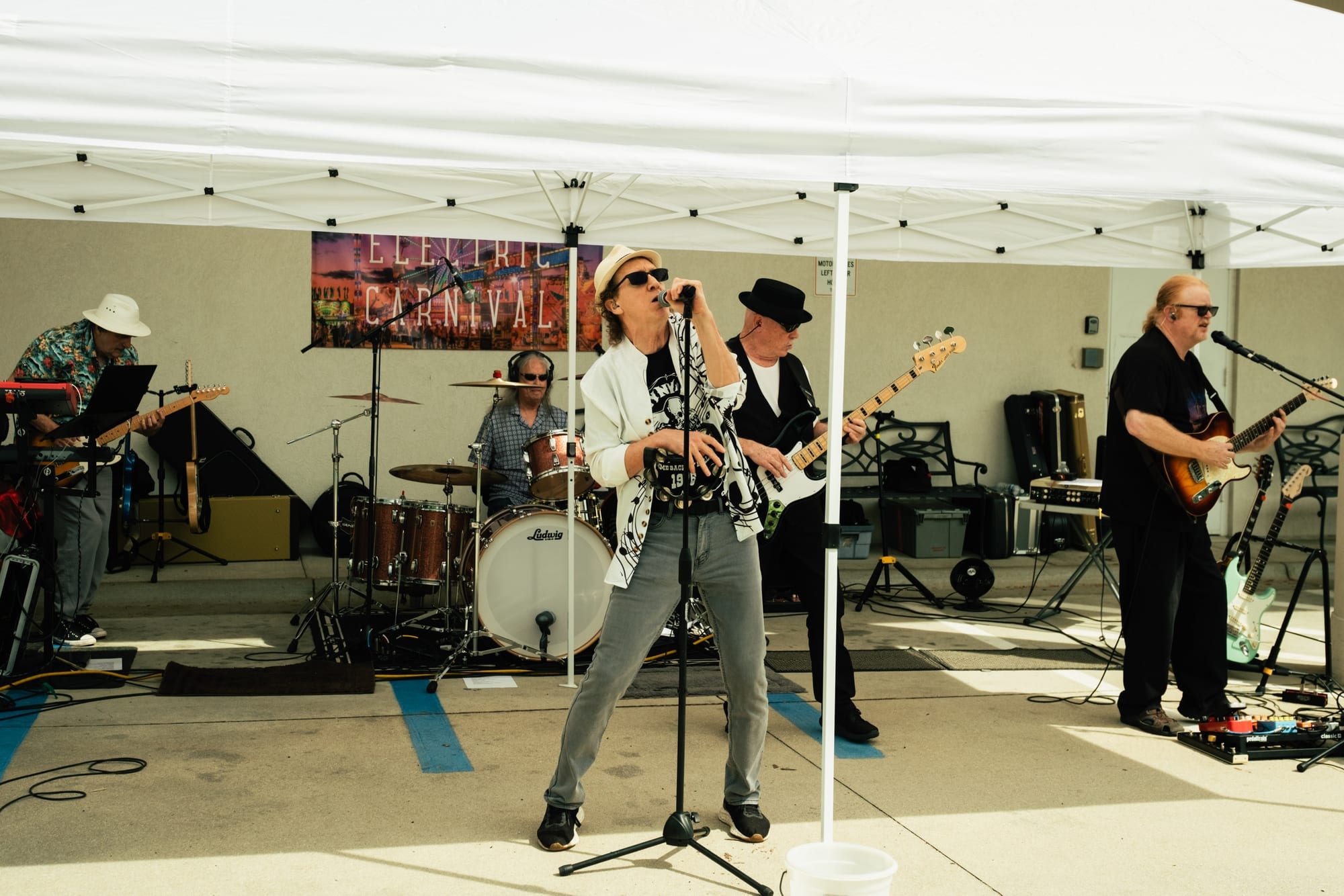 Electric Carnival — Tobacco Road — photograph 1
