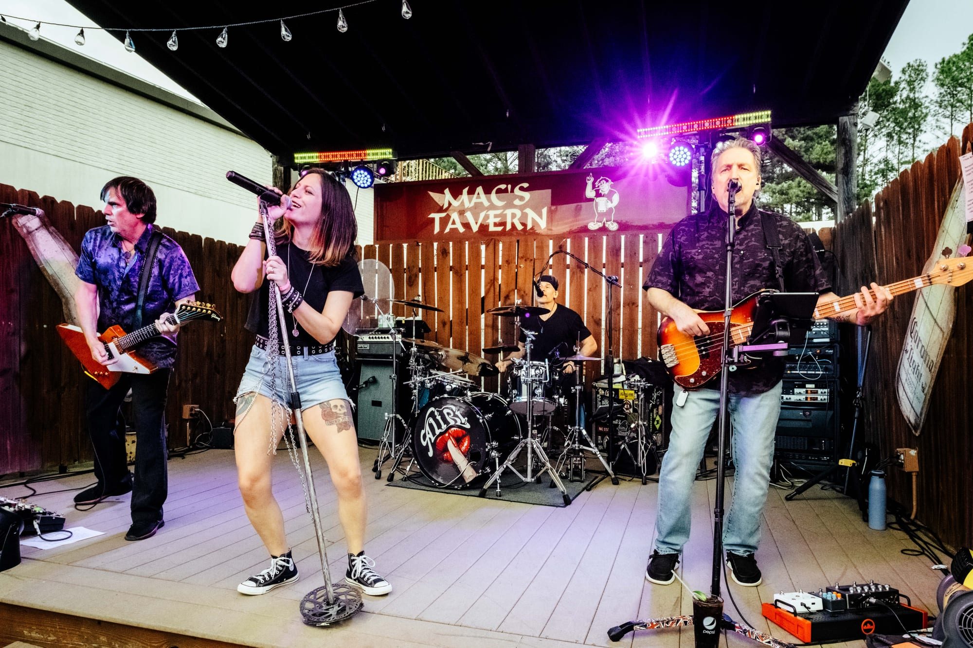 Alibi — Mac's Tavern — photograph 1