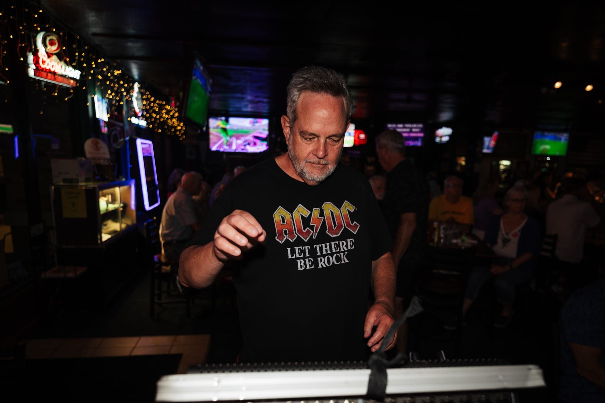 Electric Carnival — Mac's Tavern — photograph 10